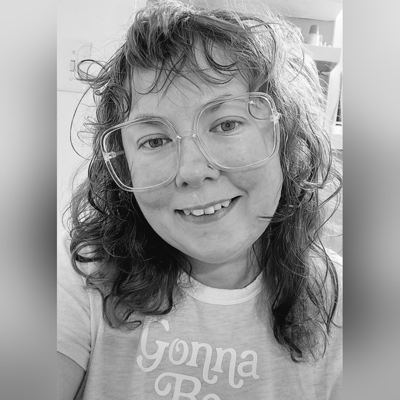 Meet your Posher, Eva - Picture 2 of 3